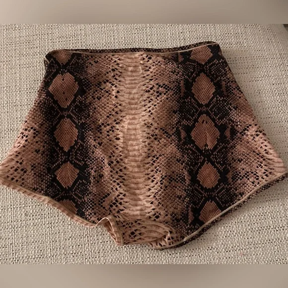 SKIMS Fits Everybody Boyshort in Clay Snakeskin size Medium - Picture 3 of 7